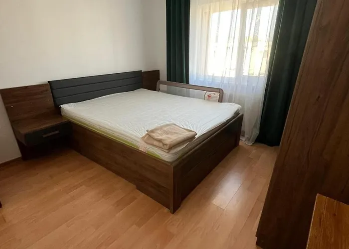 Dominic - 4 Mins From Center 克拉奥华