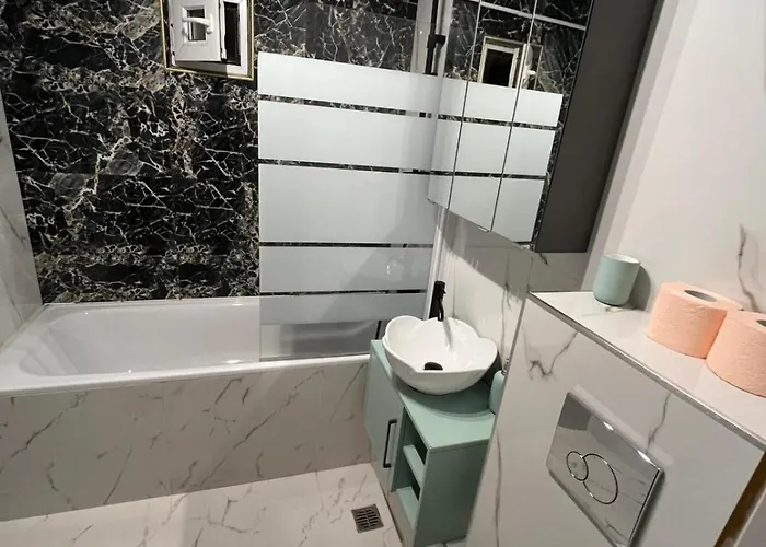 Dominic - 4 Mins From Center