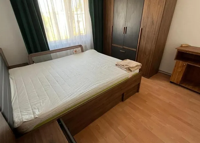 Dominic - 4 Mins From Center 克拉奥华